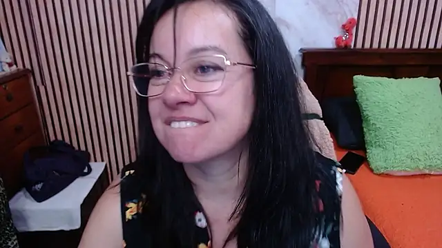 Sonialorens  online show from October 17, 2025, 9:50 pm