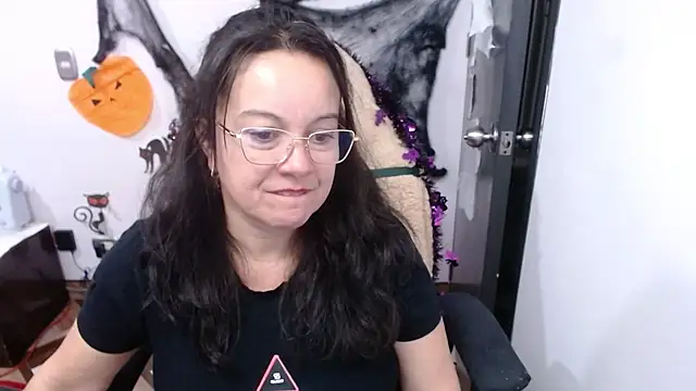 Sonialorens  online show from November 2, 2025, 11:18 pm