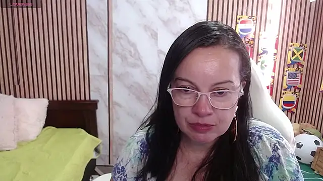 Sonialorens  online show from July 6, 2026, 10:34 pm