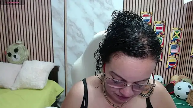 Sonialorens  online show from July 8, 2026, 4:33 pm