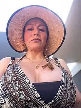 angelitasexy81 online show from April 28, 2026, 1:38 pm
