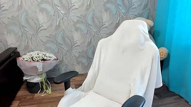 Kitty8meow online show from November 30, 2025, 6:28 am