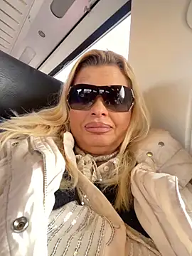 Snapshot of Lisavontease chatting on February 23, 2025, 2:35 pm Lisavontease online show from February 23, 2025, 2:35 pm