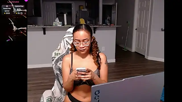 Snapshot of RylHoneyy chatting on June 14, 2026, 2:46 am RylHoneyy online show from June 14, 2026, 2:46 am