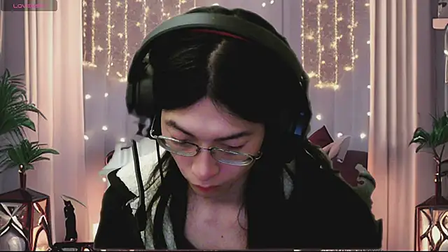 CrytinaSissyCrossdress online show from April 23, 2026, 1:35 pm