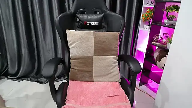 Yuki-yio online show from February 8, 2025, 1:22 am