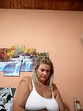 Snapshot of CRHYSTEL chatting on October 16, 2025, 6:25 am CRHYSTEL online show from October 16, 2025, 6:25 am