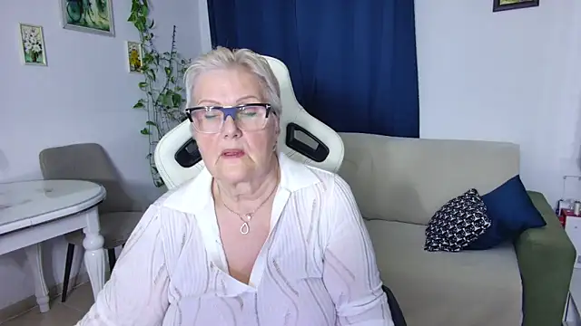 Snapshot of Selenna57 chatting on April 9, 2026, 5:29 pm Selenna57 online show from April 9, 2026, 5:29 pm