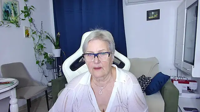Snapshot of Selenna57 chatting on April 15, 2026, 5:31 pm Selenna57 online show from April 15, 2026, 5:31 pm