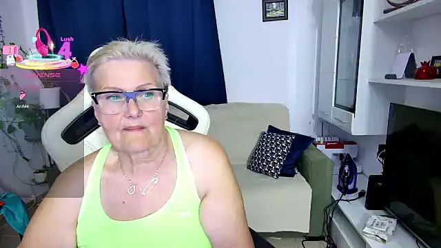 Snapshot of Selenna57 chatting on May 1, 2026, 5:28 pm Selenna57 online show from May 1, 2026, 5:28 pm