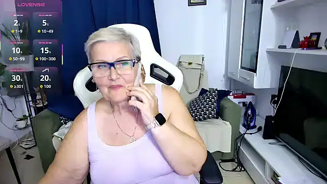 Snapshot of Selenna57 chatting on May 3, 2026, 4:46 pm Selenna57 online show from May 3, 2026, 4:46 pm