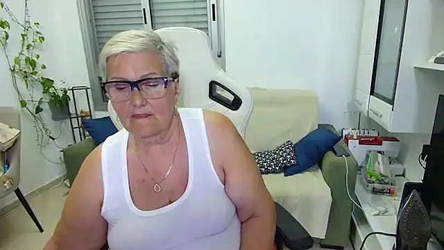 Snapshot of Selenna57 chatting on May 14, 2026, 5:42 pm Selenna57 online show from May 14, 2026, 5:42 pm