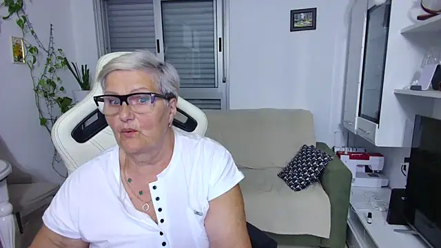Snapshot of Selenna57 chatting on May 19, 2026, 5:52 pm Selenna57 online show from May 19, 2026, 5:52 pm