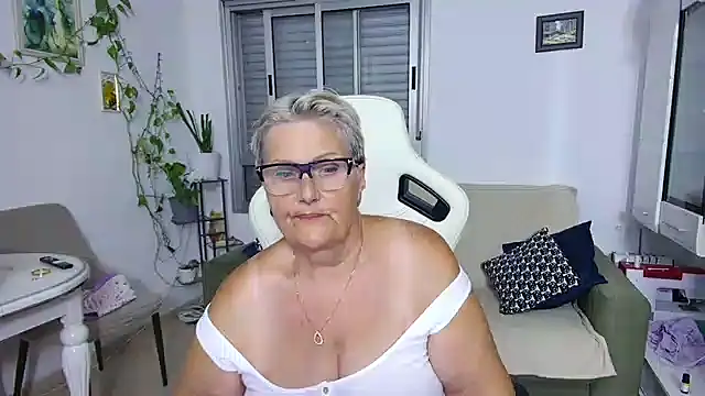 Snapshot of Selenna57 chatting on May 23, 2026, 5:17 pm Selenna57 online show from May 23, 2026, 5:17 pm