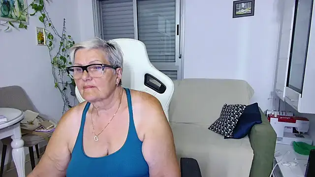 Snapshot of Selenna57 chatting on May 28, 2026, 5:43 pm Selenna57 online show from May 28, 2026, 5:43 pm