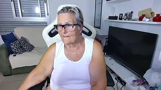 Snapshot of Selenna57 chatting on June 25, 2026, 5:17 pm Selenna57 online show from June 25, 2026, 5:17 pm