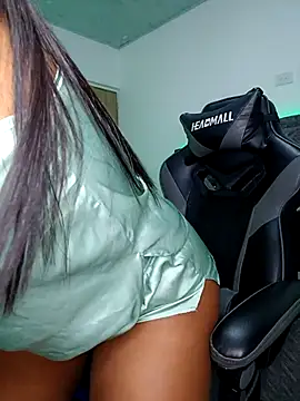 nashiira  online show from February 3, 2026, 11:43 pm