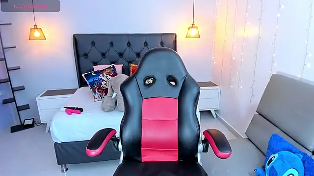 AMELIELEONE online show from December 21, 2024, 12:27 pm