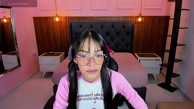 AMELIELEONE online show from April 14, 2026, 12:22 pm