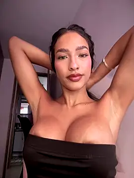 DulceLenns online show from November 4, 2025, 7:35 pm