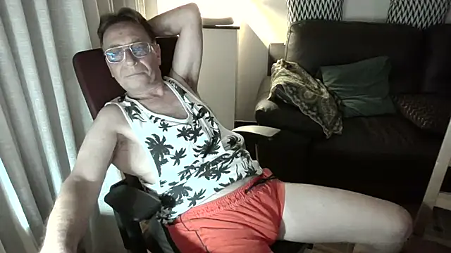 Snapshot of HETEREOMAN chatting on July 17, 2026, 9:41 pm HETEREOMAN online show from July 17, 2026, 9:41 pm