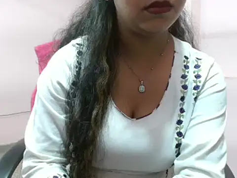 LovingPihu online show from March 4, 2025, 5:42 am