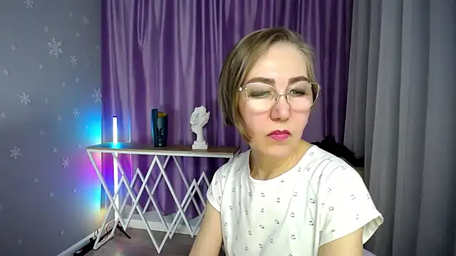 queen a n i online show from November 8, 2025, 11:32 am