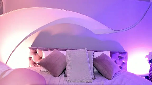 Nicolle W online show from February 1, 2025, 11:43 am