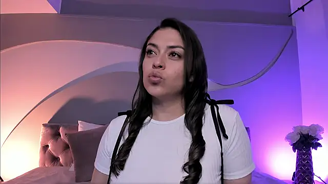 Nicolle W online show from February 5, 2025, 11:55 am