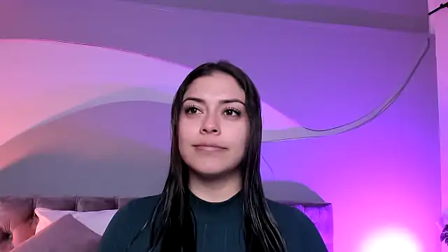 Nicolle W online show from March 20, 2025, 12:00 pm