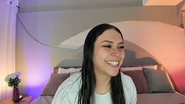 Nicolle W online show from November 11, 2025, 11:54 am