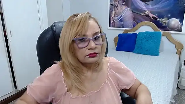 Snapshot of emiliaa_hot chatting on June 19, 2026, 6:01 pm emiliaa hot online show from June 19, 2026, 6:01 pm