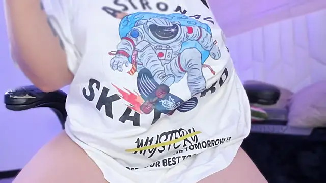 io chie  online show from December 3, 2025, 4:09 am