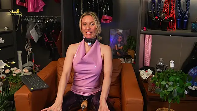 Snapshot of lacie_le_beauty chatting on December 26, 2024, 8:11 pm lacie le beauty online show from December 26, 2024, 8:11 pm