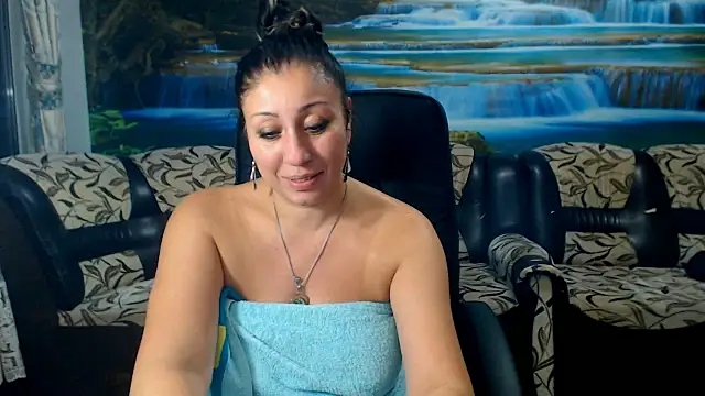 Snapshot of MoistMady chatting on October 24, 2025, 9:33 pm MoistMady online show from October 24, 2025, 9:33 pm