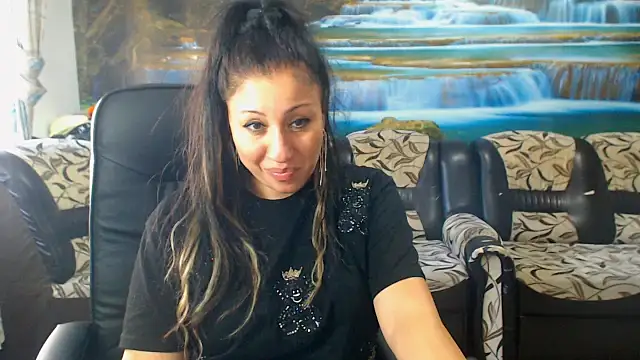 Snapshot of MoistMady chatting on November 3, 2025, 1:45 pm MoistMady online show from November 3, 2025, 1:45 pm