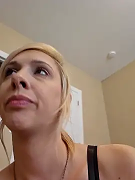 Snapshot of AmethystFoxx chatting on October 5, 2025, 5:44 pm AmethystFoxx online show from October 5, 2025, 5:44 pm