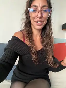 amanilouve online show from October 12, 2025, 2:49 pm