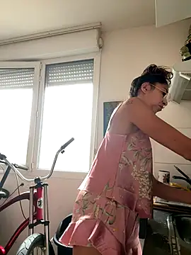 amanilouve online show from November 14, 2025, 9:52 am