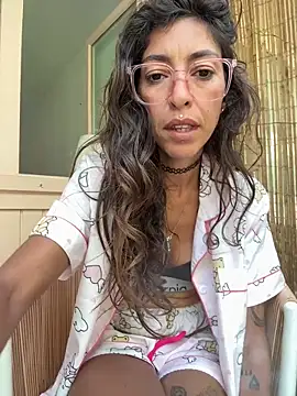 amanilouve online show from April 18, 2026, 8:51 am