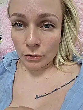 Snapshot of Bondgirl_013 chatting on August 6, 2026, 7:27 pm Bondgirl 013 online show from August 6, 2026, 7:27 pm