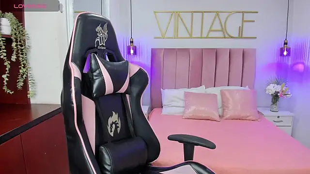 amy-thomson1 online show from September 23, 2025, 12:19 pm