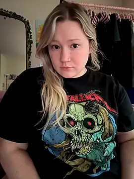 PiggyRose online show from October 6, 2025, 10:29 pm