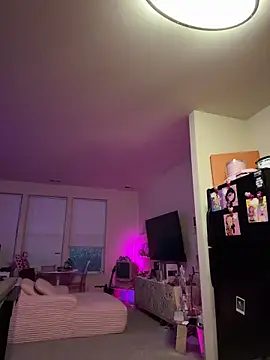 PiggyRose online show from April 7, 2026, 11:59 pm