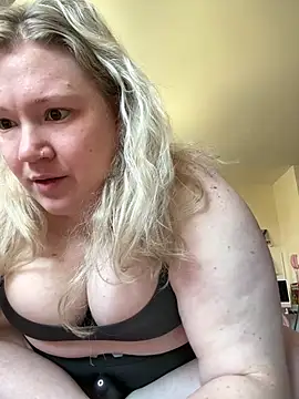 PiggyRose online show from April 18, 2026, 3:49 pm