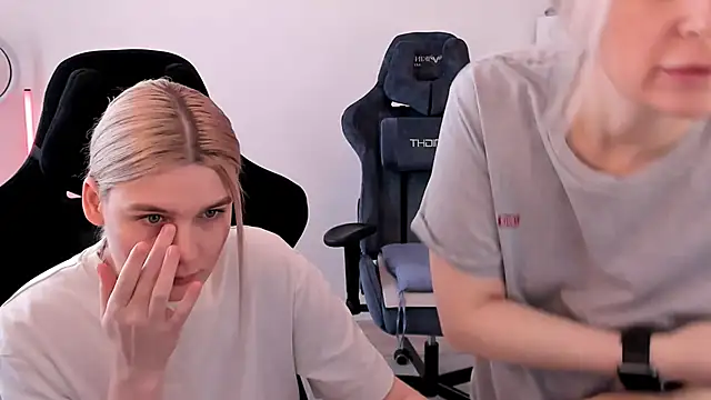 hotblonds online show from March 22, 2025, 10:06 am