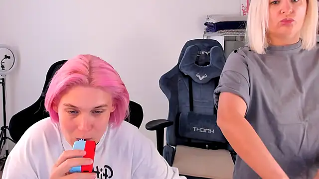 hotblonds online show from September 20, 2025, 10:27 am