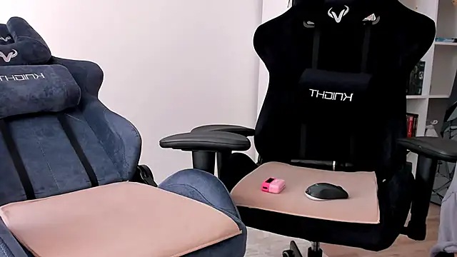 hotblonds online show from October 9, 2025, 11:19 am