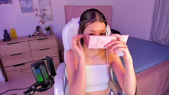 Amaia Daniells online show from March 12, 2025, 3:24 am