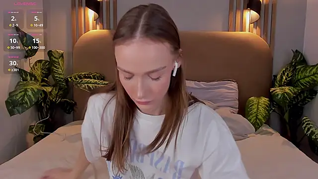 Kira Quinn online show from November 11, 2025, 6:57 am